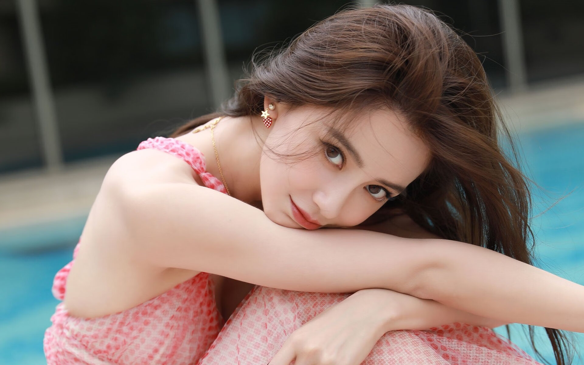 瑞士替补席自带小木屋取暖，观众羡慕疯了，瑞士小木屋在哪个城市